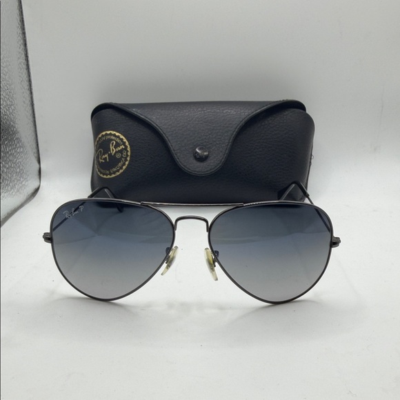 Ray-Ban Aviator Sunglasses with Gray Lenses and Black Case